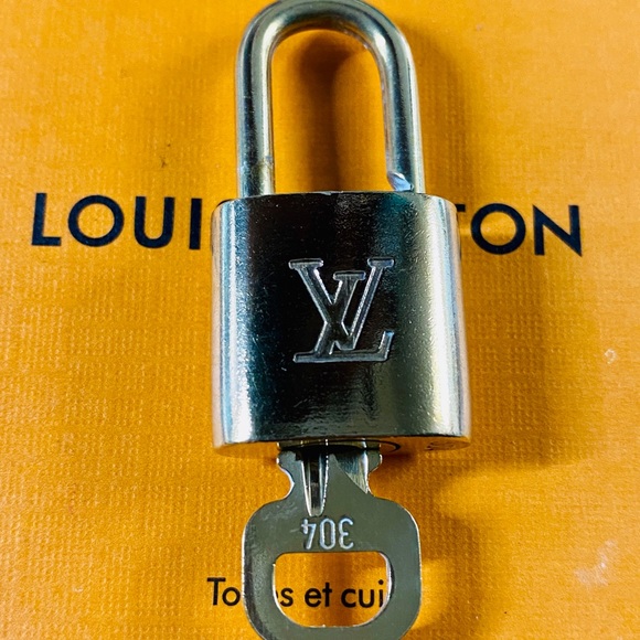 LOUIS Vuitton brass lock set with key #304 Authentic padlock NICE! - Picture 5 of 5